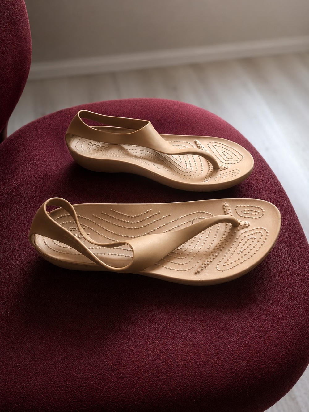 CROCS COMFORT Women’s Tan Slingback Thong Sandals SIZE 10 - Picture 2 of 3